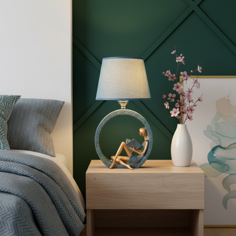 Lampe de chevet décorative avec figurine sculptée représentant une lectrice